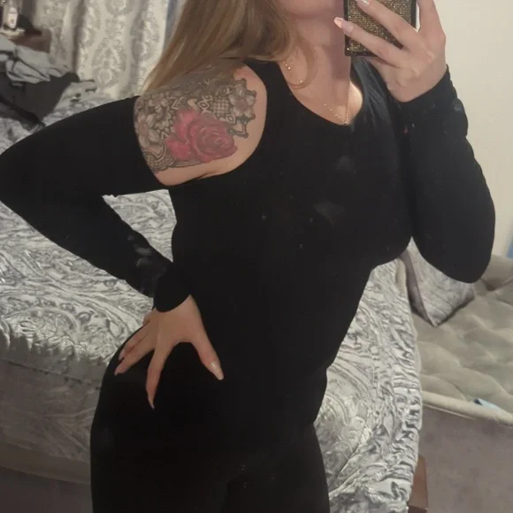 Chic Black Cold Shoulder Top - Picture 2 of 7